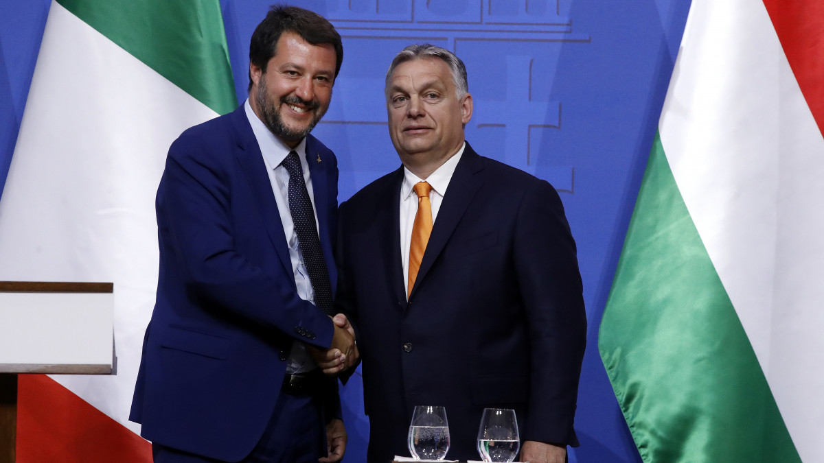 Orbán Viktor miniszterelnök (j) és Matteo Salvini olasz belügyminiszter, miniszterelnök-helyettes kezet fog sajtótájékoztatójukon Budapesten, a Karmelita kolostorban 2019. május 2-án.