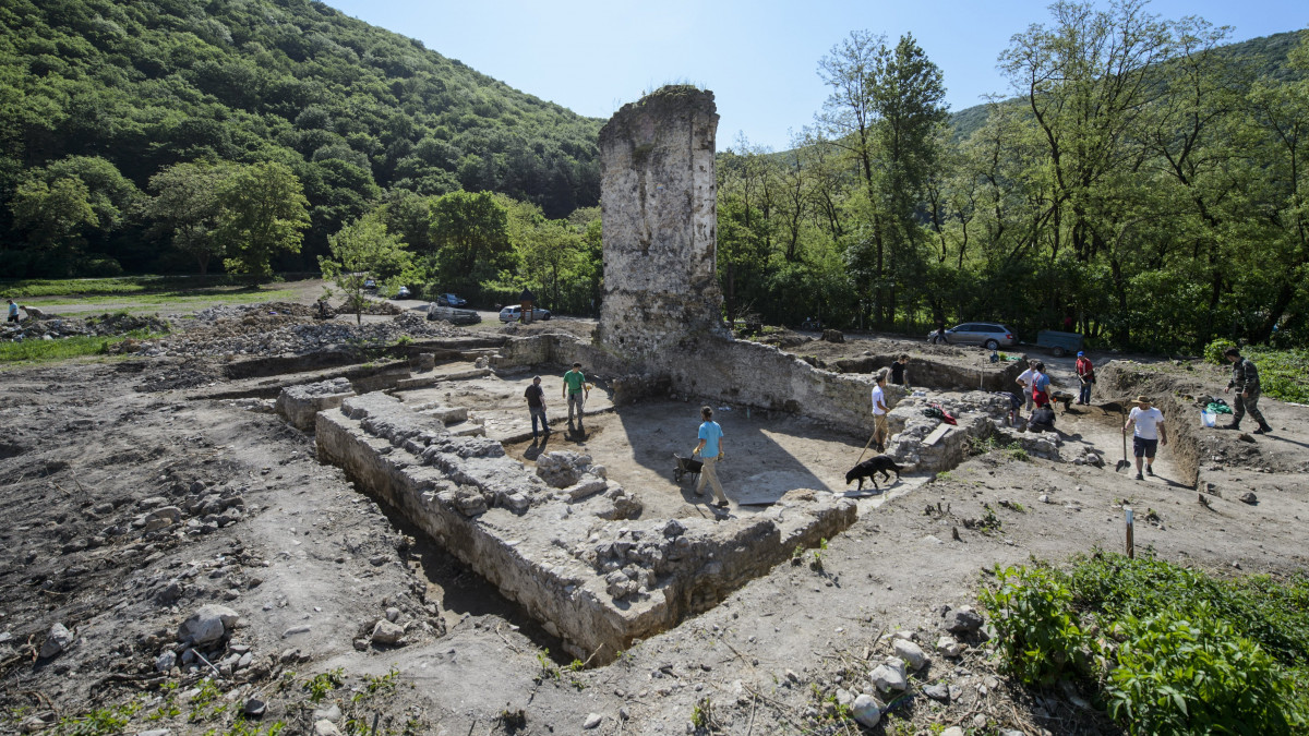Önkéntesek dolgoznak az egykori pálos monostor feltárásán a Gombaszögi-völgyben a felvidéki Szalóc (Slavec) közelében 2018. május 6-án. Az 1371-ben alapított gótikus stílusú monostort és templomot a XVI. század végén rombolták le. A Sine Metu Polgári Társulás a terület további feltárását tervezi.