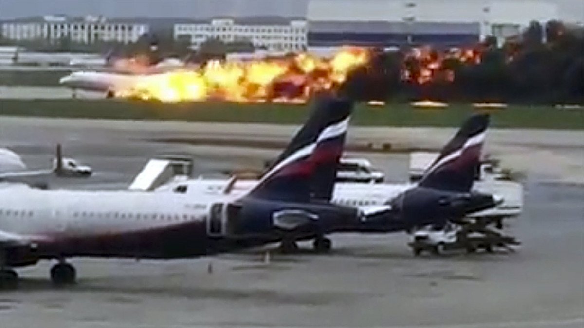 Az @artempetrovich Instagram-felhasználó által közzétett videofelvételről készített képen egy repülőgép lángol a moszkvai Seremetyevói repülőtéren 2019. május 5-én. Az Aeroflot Szuhoj SSJ-100-as típusú utasszállító repülőgépén 73 utas és 6 főnyi személyzet utazott, közülük tizenhárom személy életét vesztette, több mint tíz orvosi ellátásra szorult.