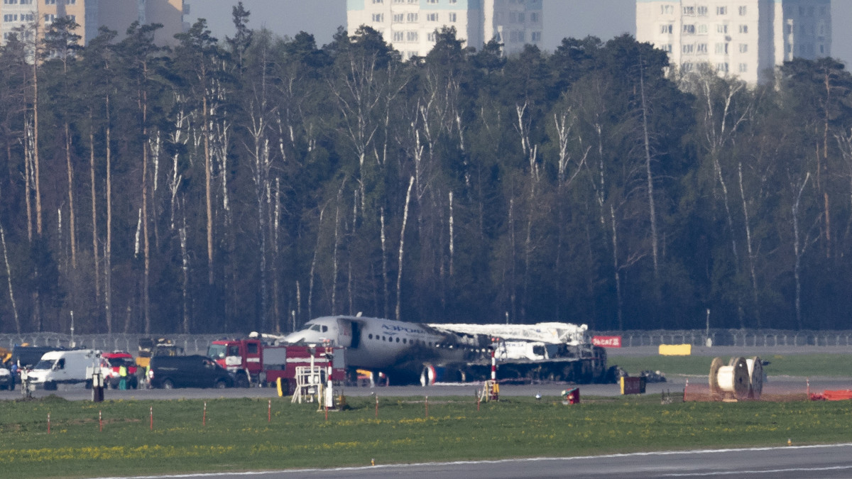 A kiégett roncs a moszkvai Seremetyevói repülőtéren 2019. május 6-án, miután az előző nap az Aeroflot orosz légitársaság Szuhoj SSJ-100-as típusú utasszállító repülőgépe kényszerleszállást hajtott végre, majd kigyulladt. A fedélzeten tartózkodó hetvennyolc ember közül negyvenegyen életüket vesztették, ketten súlyosan megsérültek.