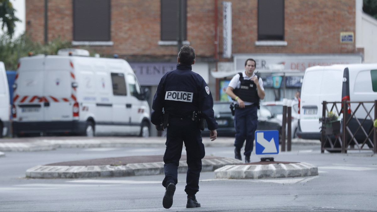 Villejuif, 2017. szeptember 6.Francia rendőrök a Párizshoz közeli Villejuif településen, ahol robbanószerkezet előállításra alkalmas eszközöket találtak egy lakásban 2017. szeptember 6-án. Két férfit őrizetbe vettek a Villejuiffel szomszédos Kremlin-Bicetre városban. Egyikük annak a lakásnak a tulajdonosa, ahol a robbanóeszközöket találták. (MTI/EPA/Etienne Laurent)