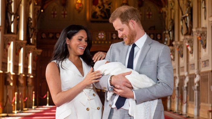 Fantasztikus látogató érkezett a brit királyi család legifjabb tagjához - videó