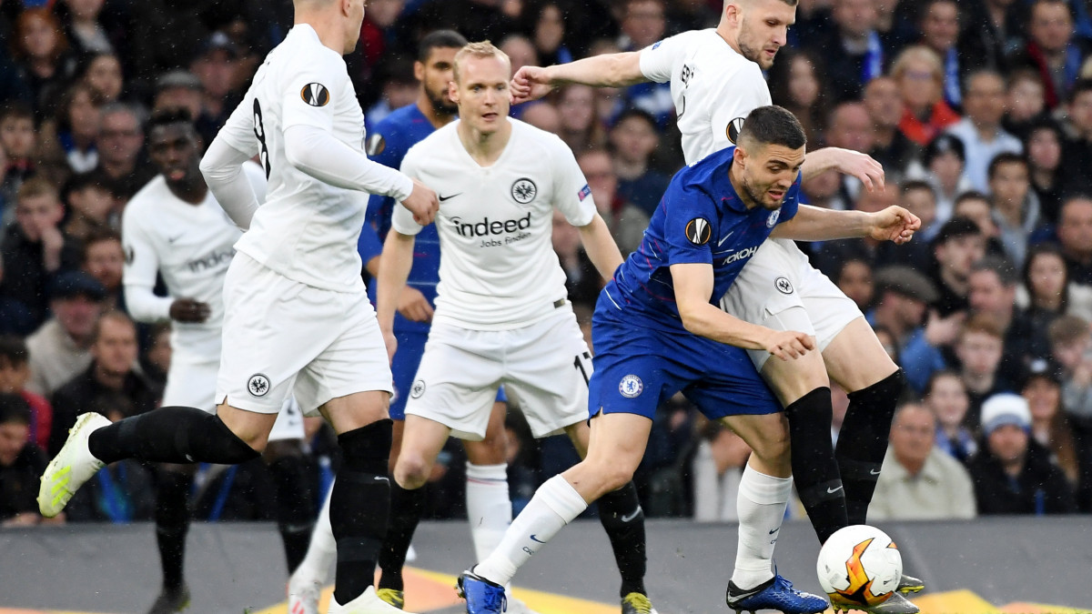 Mateo Kovacic, a Chelsea (j2) és Ante Rebic, az Eintracht Frankfurt játékosa a labdarúgó Európa-liga elődöntőjének visszavágó mérkőzésén a londoni Stamford Bridge stadionban 2019. május 9-én.