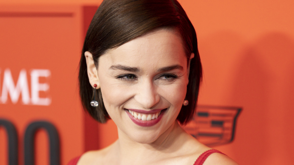 Emilia Clarke brit színésznő érkezik a Time 100 gálára New Yorkban 2019. április 23-án. Az estélyt a Time magazin a világ 100 legbefolyásosabb emberét bemutató válogatásának tiszteletére rendezték.