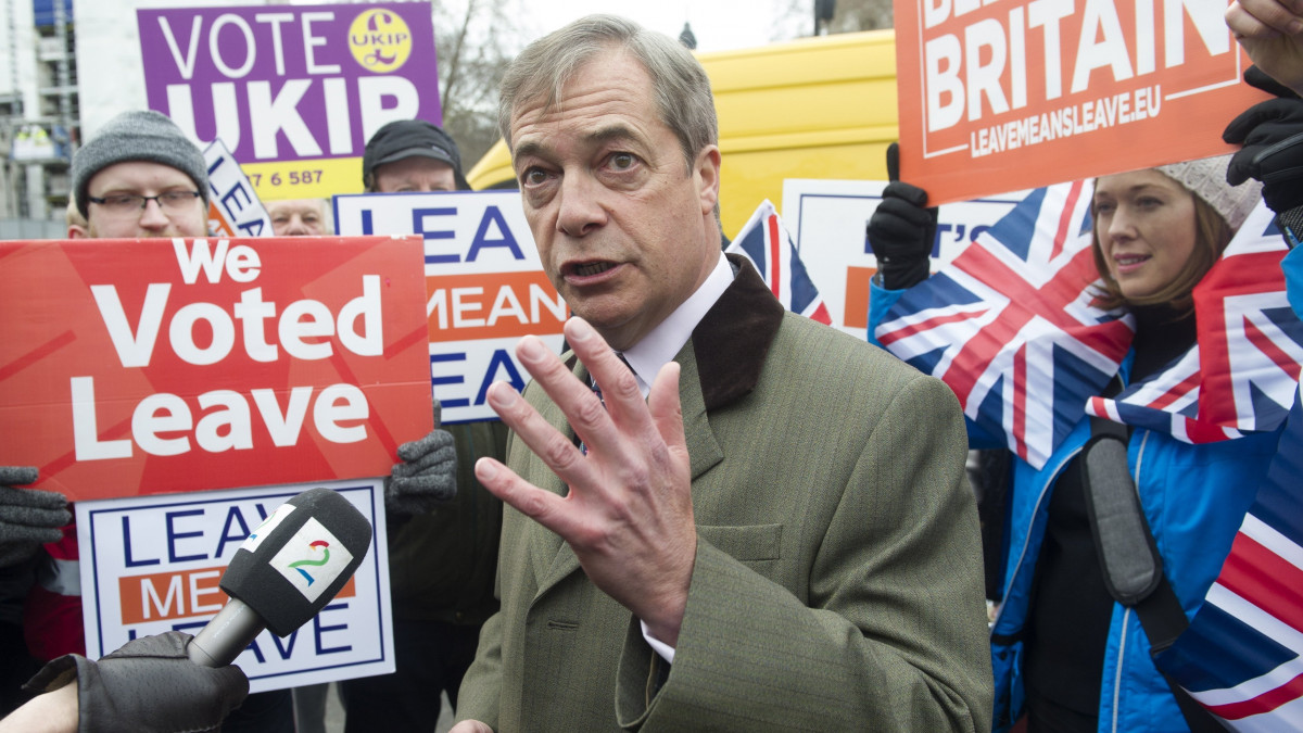 Nigel Farage, a Szabadság és Közvetlen Demokrácia Európája euroszkeptikus képviselőcsoport brit vezetője nyilatkozik a sajtó képviselőinek a londoni parlament előtt 2019. január 15-én. A brit parlament alsóháza ezen a napon szavaz a brit európai uniós tagság megszűnésének (brexit) feltételeiről szóló megállapodásról.