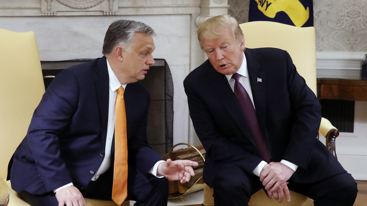 Donald Trump amerikai elnök (j) és Orbán Viktor miniszterelnök megbeszélést folytat a washingtoni Fehér Ház Ovális irodájában 2019. május 13-án.