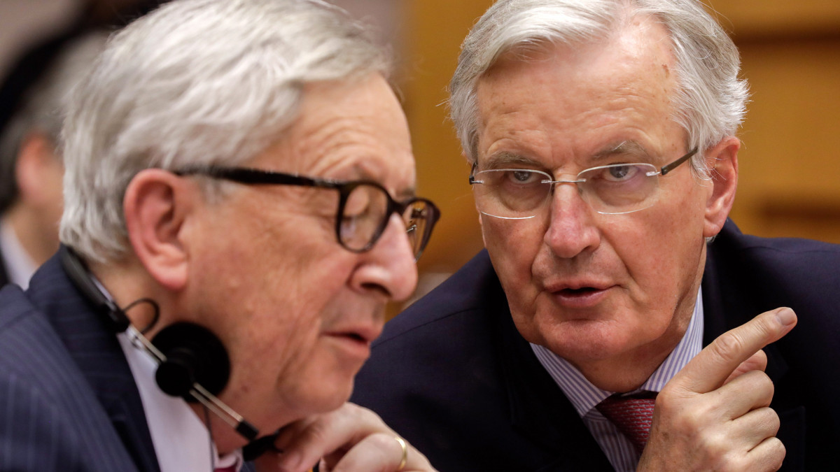 Jean-Claude Juncker, az Európai Bizottság elnöke és Michel Barnier, az Európai Bizottságnak az Európai Unióból történő brit kiválás ügyében felelős főtárgyalója (j) az Európai Parlament büsszeli plenáris ülésén 2019. április 3-án. Az ülésen többek között a brit EU-tagság megszűnésének legújabb fejleményeiről tárgyaltak.