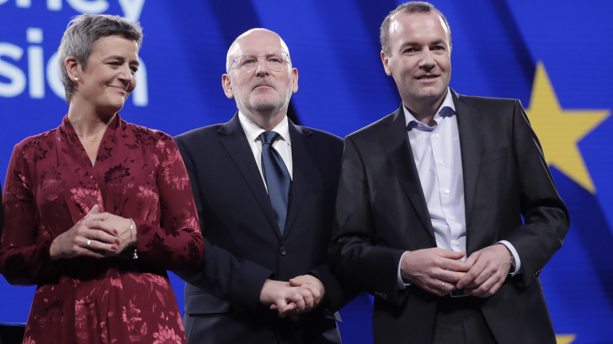 A Liberálisok és Demokraták Szövetsége Európáért (ALDE) jelöltje, Margrethe Vestager, az Európai Szocialisták Pártjának (PES) jelöltje, Frans Timmermans és az Európai Néppárt (EPP) jelöltje, Manfred Weber (b-j) az Európai Bizottság élére javasolt csúcsjelöltek televíziós vitájának kezdete előtt az Európai Parlament plenáris üléstermében Brüsszelben 2019. május 15-én.