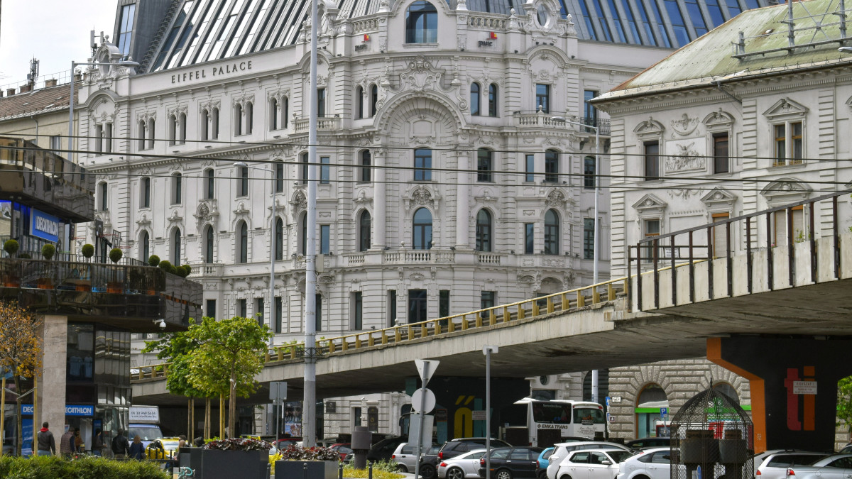 Az Eiffel Palace irodaház a főváros V. kerületében, a Nyugati tér mellett, a Bajcsy-Zsilinszky úton, balra a Skála Metró részlete, előtérben a Nyugati téri közúti felüljáró. MTVA/Bizományosi: Róka László  *************************** Kedves Felhasználó!