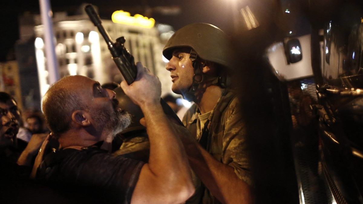 Isztambul, 2016. július 16.Török rendőr (b) letartóztat egy katonát az isztambuli Taksim téren 2016. július 16-án kora hajnalban. A török hadsereg egy része előző nap este megkísérelte átvenni a hatalmat, és összecsapásokat folytatott a rendőrséggel Ankarában és Isztambulban. A hajnali órákban a kormányfő bejelentette, hogy visszaverték a puccskísérletet. A puccskísérlet halálos áldozatainak száma 194-re nőtt, több mint 1500 katonát őrizetbe vettek. (MTI/EPA/Sedat Suna)