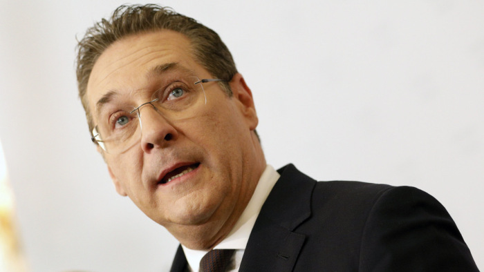 Még ma is tart a Strache-botrány, nem rakták ki a pártból