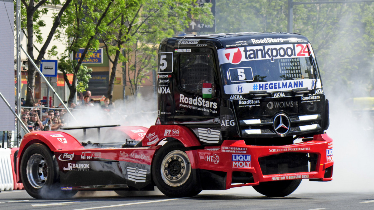 Kiss Norbert kamionversenyző a Nagy Futam versenyautókat felvonultató budapesti bemutatón 2019. május 1-jén.