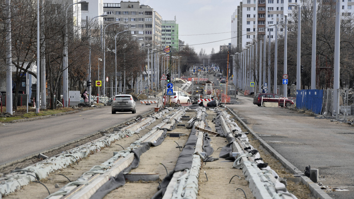 A villamosvágányok nyomvonalának építési munkálatai a XI. kerületi Etele úton 2019. január 2-án. A munkálatok során az 1-es villamos vonalát az Etele út-Fehérvári út kereszteződésétől az Etele térig hosszabbítják meg.