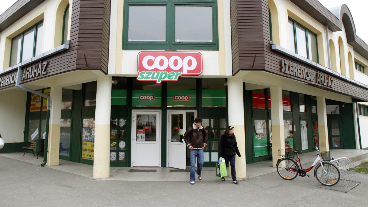 Vásárlók lépnek ki az Uni Coop élelmiszerlánc szerencsi üzletéből 2015. március 22-én. A világörökségi területnek számító Tokaj-hegyaljai borvidék három településén, Sátoraljaújhelyen, Tarcalon és Szerencsen vasárnap is kinyitnak az Uni Coop boltjai.