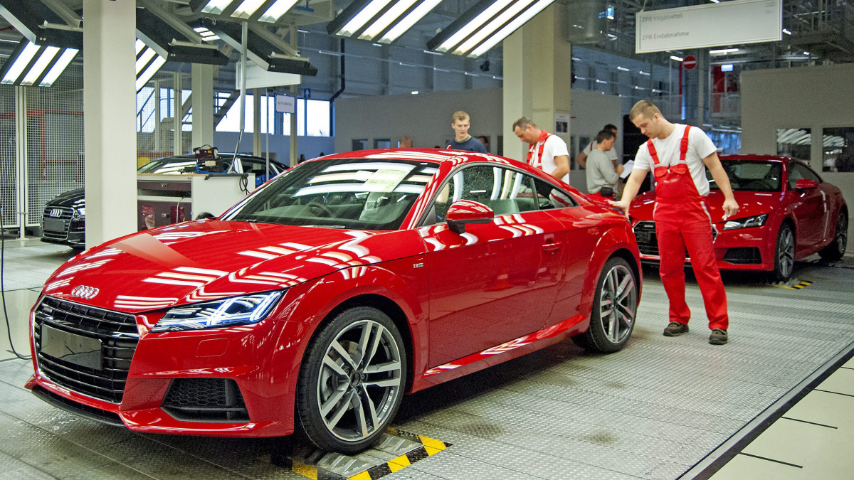 Dolgozók és az Audi TT Roadsterek az Audi Hungária győri gyárában, ahol elkezdődött az Audi TT Roadster sorozatgyártása 2014. november 5-én.
