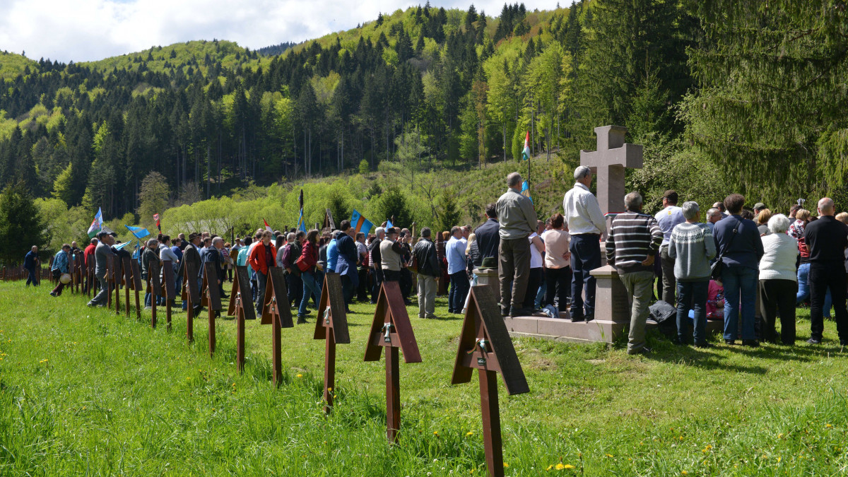 A Székelyföld határán fekvő Úzvölgye törvénytelenül átalakított magyar katonai temetőjében tartott ökumenikus istentisztelet résztvevői 2019. május 12-én.