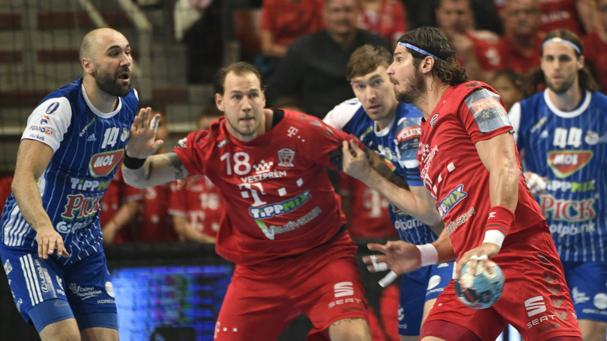 A szegedi Joan Canellas (b), valamint a veszprémi Andreas Nilsson és Nagy László (j) a kézilabda férfi NB I döntőjében játszott Telekom Veszprém - MOL-Pick Szeged mérkőzés előtt a Veszprém Arénában 2019. május 23-án.