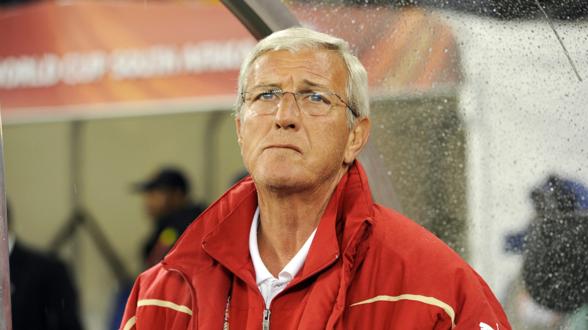 Fokváros, 2010. június 14.Marcello LIPPI, a címvédő olasz válogatott szövetségi kapitánya a dél-afrikai labdarúgó-világbajnokság F csoportjának első fordulójában játszott Olaszország-Paraguay mérkőzésen a fokvárosi Zöld Pont Stadionban 2010. június 14-én.   (MTI/EPA/Franck Robichon)