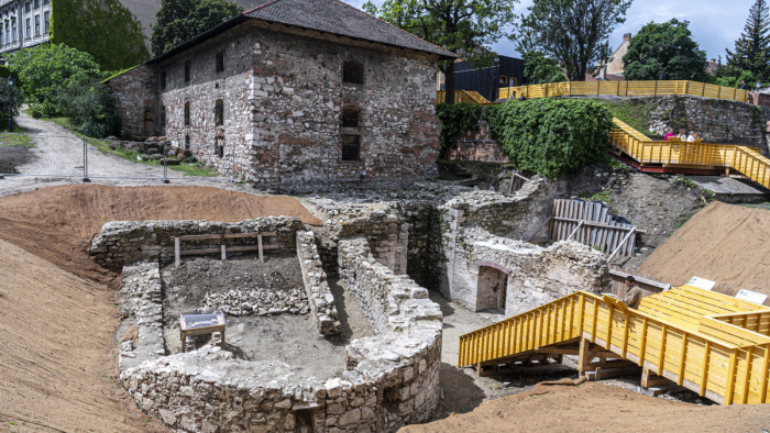 Először láthatóak a rejtett kincsek