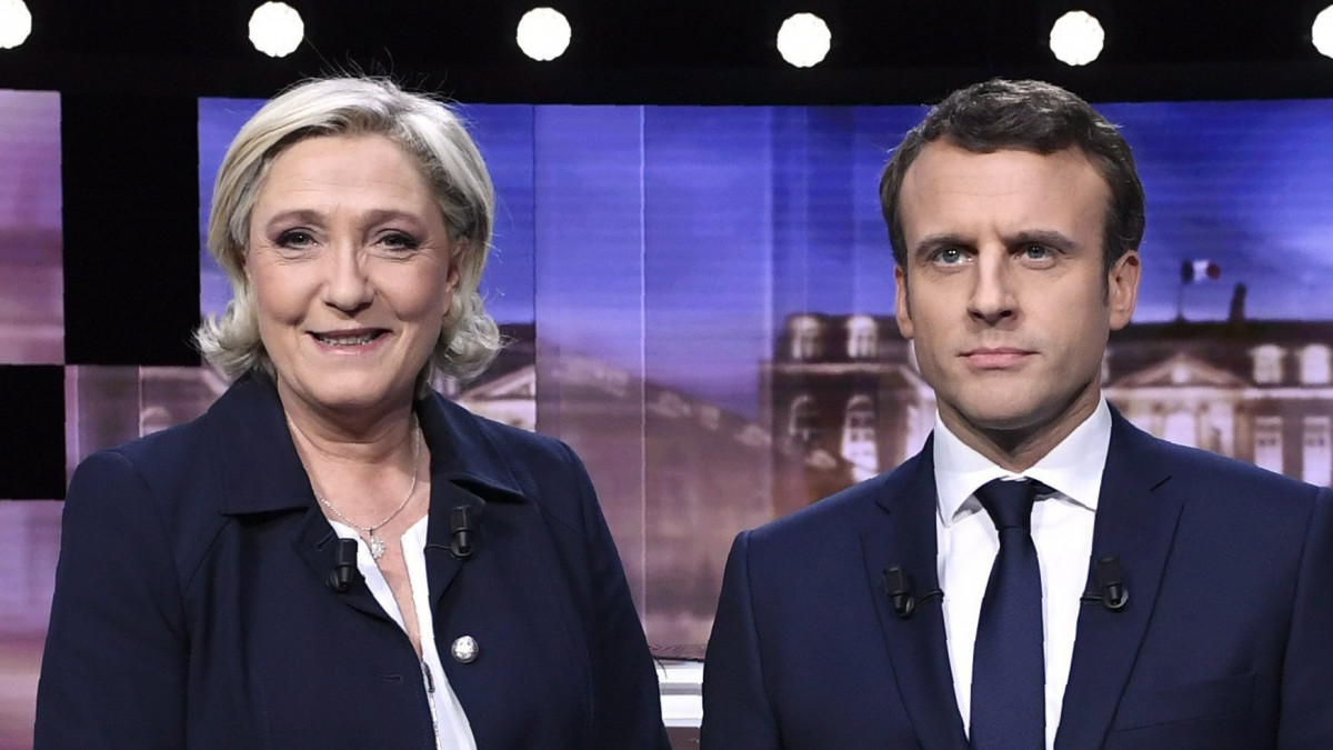 La Plaine-Saint-Denis, 2017. május 3.Marine Le Pen, a Nemzeti Front jelöltje és Emmanuel Macron volt szocialista gazdasági miniszter, független jelölt (j), mielőtt megkezdődik élő televíziós vitájuk a Párizstól északra fekvő La Plaine-Saint-Denisben négy nappal a francia elnökválasztás második fordulója előtt, 2017. május 3-án. (MTI/EPA/AFP pool/Eric Feferberg)