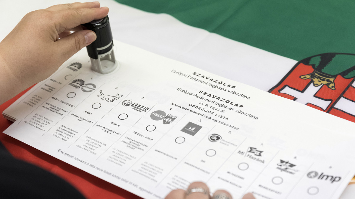 Szavazólapot pecsételnek az európai parlamenti választáson az Áldás Utcai Általános Iskolában kialakított szavazókörben 2019. május 26-án.