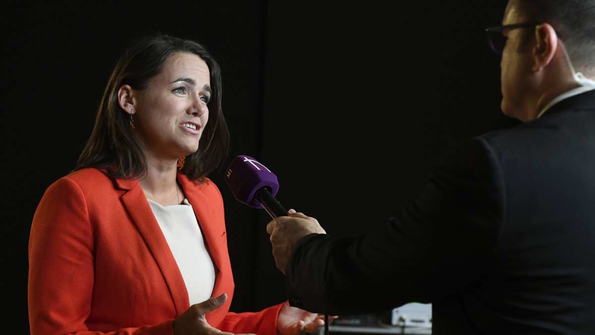 Novák Katalin, az Emberi Erőforrások minisztériumának család- és ifjúságügyért felelős államtitkára nyilatkozik az M1 televíziós csatornának a Fidesz-KDNP eredményváró rendezvényén a Bálna Budapest rendezvényközpontban az EP-választás napján, 2019. május 26-án.