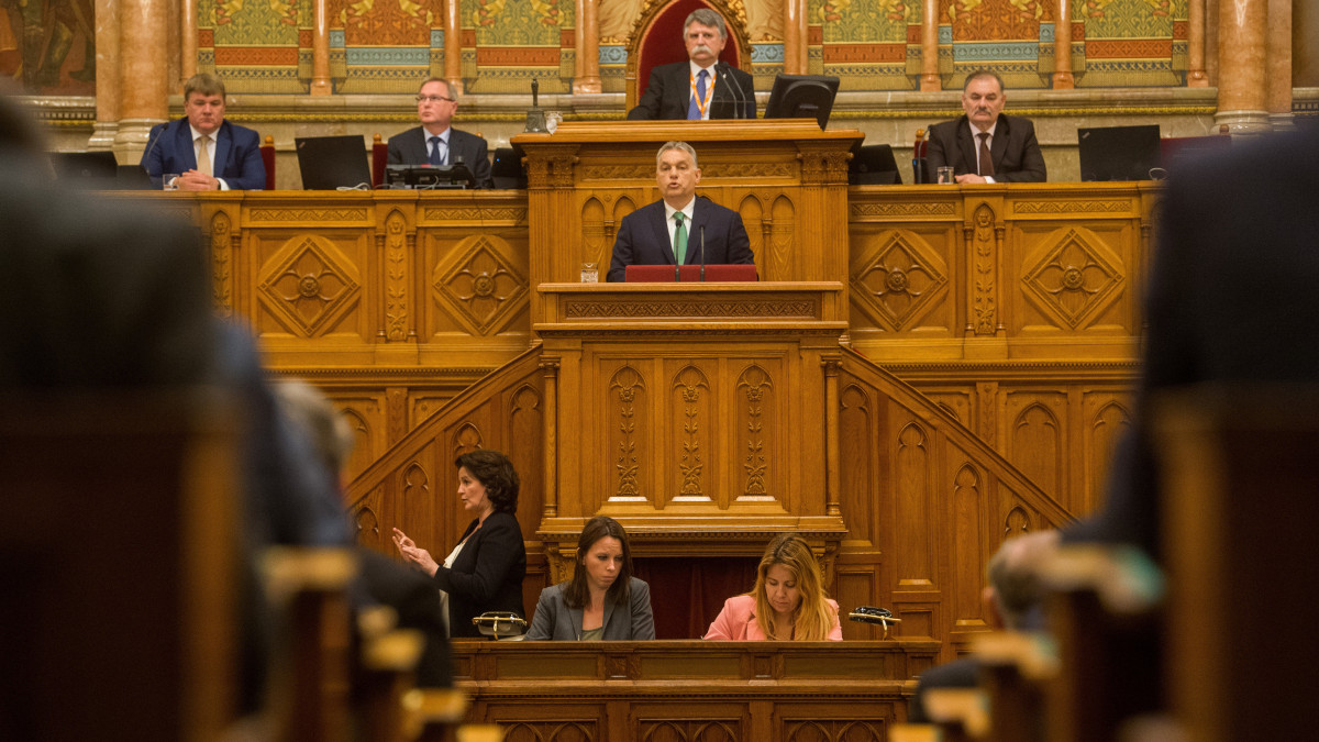 Orbán Viktor miniszterelnök beszédet mond napirend előtt az Országgyűlés plenáris ülésén 2019. május 27-én. A háttérben Kövér László, az Országgyűlés elnöke (k).