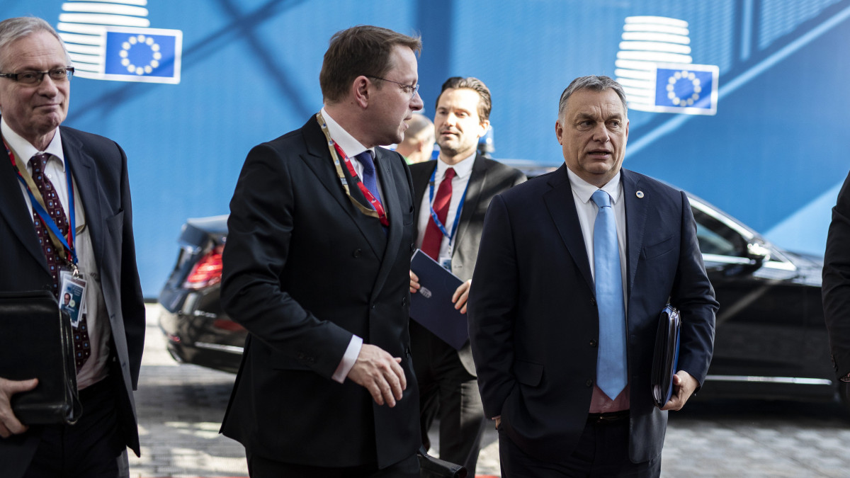 A Miniszterelnöki Sajtóiroda által közzétett képen Orbán Viktor miniszterelnök (j) érkezik az Európai Tanács ülésére Brüsszelben 2019. március 21-én.