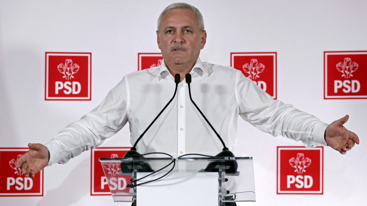 Liviu Dragnea, a román parlamenti alsóház és a kormányzó Szociáldemokrata Párt (PSD) elnöke az európai parlamenti választásokon szavazók kikérdezésén alapuló közvélemény-kutatások első eredményeinek megismerése után tartott bukaresti sajtóértekezletén 2019. május 26-án.