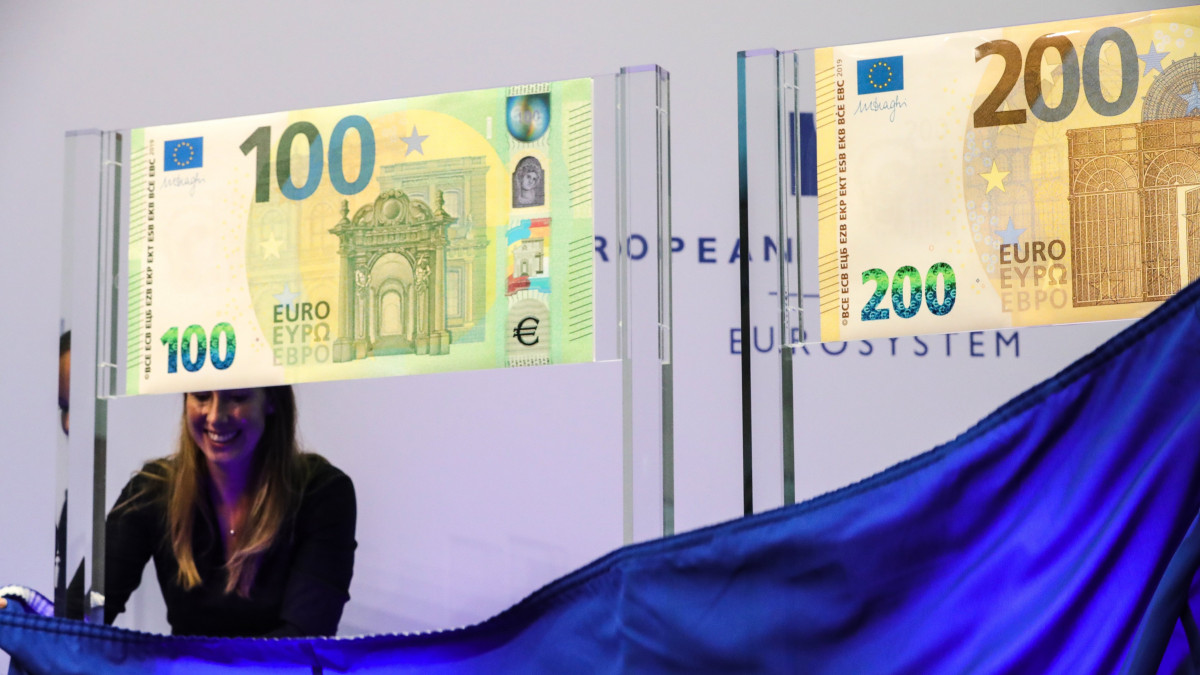 Az új 100 és 200 eurós bankjegyek bemutatása az Európai Központi Bank (EKB) frakfurti székházában 2018. szeptember 17-én. Az új bankjegyeket 2019. május 28-án bocsátják ki.