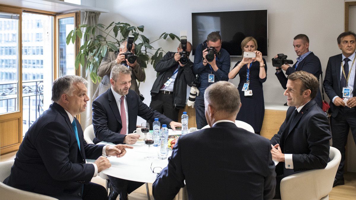 A Miniszterelnöki Sajtóiroda által közreadott képen Emmanuel Macron francia elnök (j) Orbán Viktor magyar (b), Peter Pellegrini szlovák (b2) és Andrej Babis cseh miniszterelnök (b3, háttal) társaságában a V4-Franciaország csúcstalálkozó előtt Brüsszelben 2019. május 28-án.
