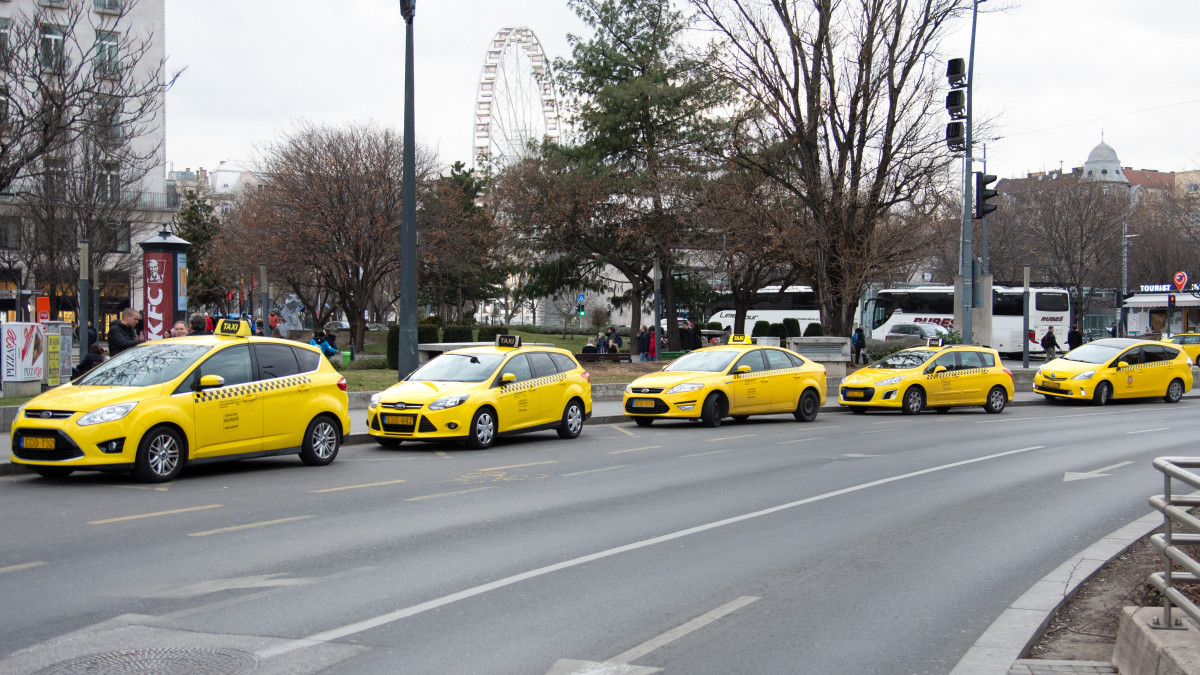 Utasra várakozó taxik a Deák Ferenc téren. MTVA/Bizományosi: Juhász Gábor  *************************** Kedves Felhasználó!