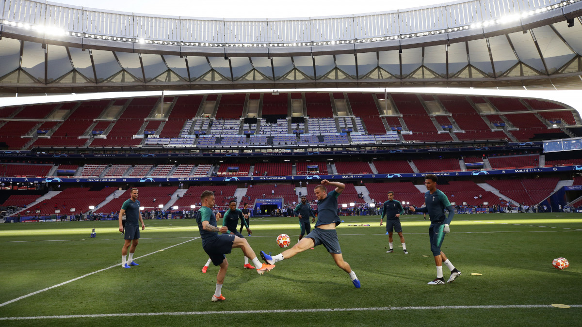 Kieran Trippier (b) és Eric Dier, a Tottenham játékosai a madridi Wanda Metropolitano Stadionban tartott edzésen 2019. május 31-én. Másnap itt játssza a labdarúgó Bajnokok Ligájának döntőjét a Liverpool és a Tottenham Hotspur.