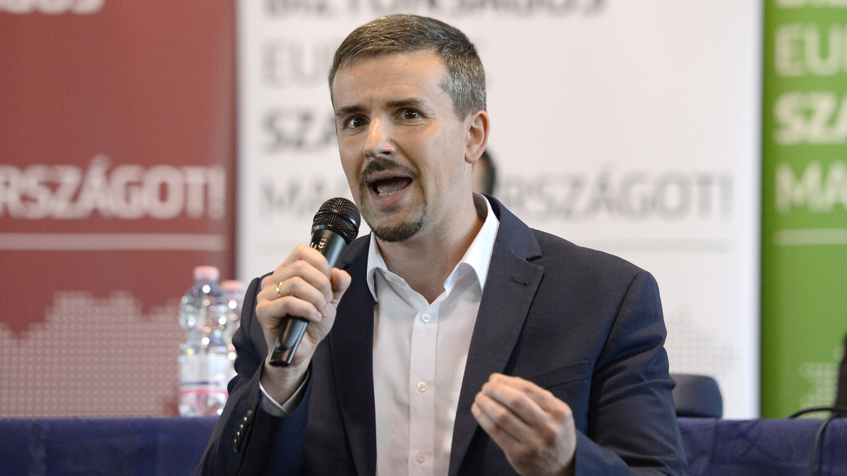 Jakab Péter EP-képviselőjelölt a párt szolnoki kampányzáró rendezvényén 2019. május 24-én.