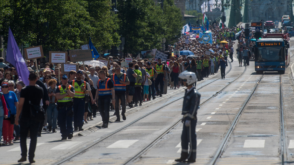 A Magyar Tudományos Akadémia (MTA) intézményrendszerének tervezett átalakítása ellen szervezett demonstráció résztvevői vonulnak a Budapesti Corvinus Egyetemtől az MTA székházához a Vámház körúton 2019. június 2-án. A tüntetést az Oktatói Hálózat és az Akadémiai Dolgozók Fóruma szervezte.