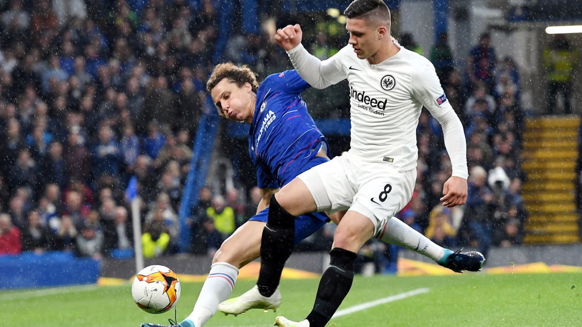 David Luiz, a Chelsea (b) és Luka Jovic, az Eintracht Frankfurt játékosa a labdarúgó Európa-liga elődöntőjének visszavágó mérkőzésén a londoni Stamford Bridge stadionban 2019. május 9-én.