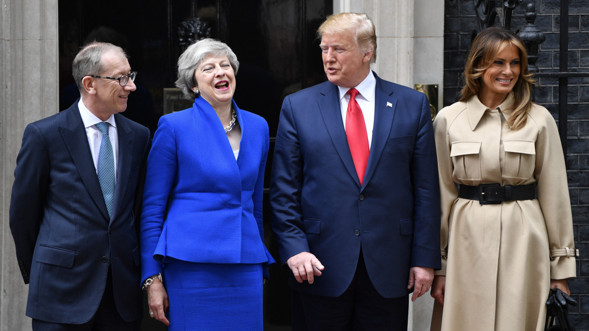 A háromnapos állami látogatáson Nagy-Britanniában tartózkodó Donald Trump amerikai elnököt (j2) és feleségét, Melania Trumpot (j) üdvözli Theresa May brit miniszterelnök és a férje, Philip May a londoni kormányfői rezidencia, a Downing Street 10. előtt 2019. június 4-én.