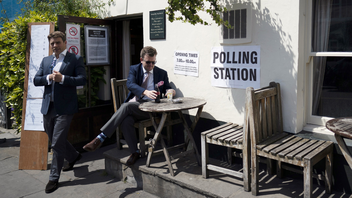 Férfiak egy szavazóhelyiségként is használt kocsma előtt az európai parlamenti (EP) választáson Londonban 2019. május 23-án. Az Európai Unió tagországaiban május 23. és 26. között választják meg az EU törvényhozásának képviselőit.