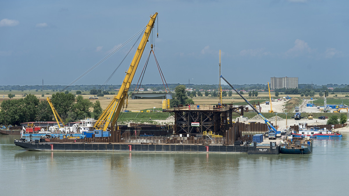 Beemelik az első acélelemet az új komáromi Duna-híd építkezésén 2018. június 11-én. A híd első három elemét emelték a helyére, az egyenként 165 tonnás alkotórészek Csepelről a Dunán érkeztek a helyszínre.