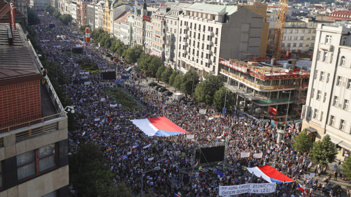 Történelmi léptékű kormányfőellenes tüntetés Prágában