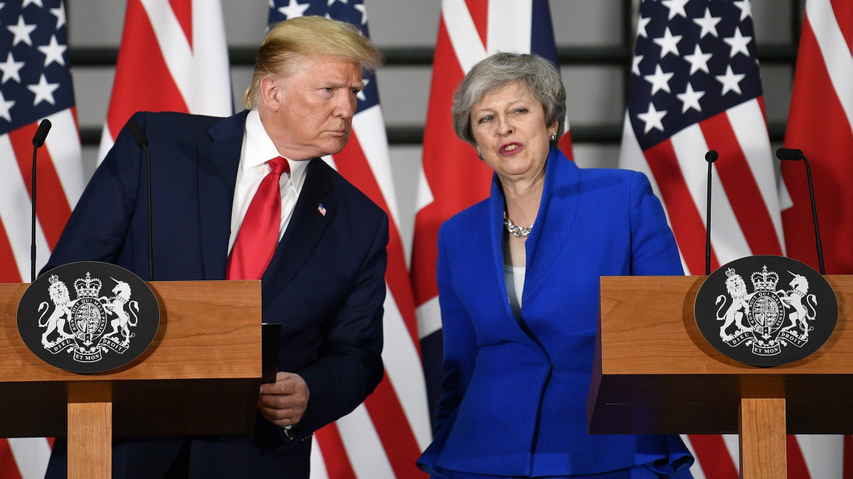 A háromnapos állami látogatáson Nagy-Britanniában tartózkodó Donald Trump amerikai elnök (b) és Theresa May brit miniszterelnök sajtótájékoztatót tart a londoni külügyminisztériumban 2019. június 4-én.