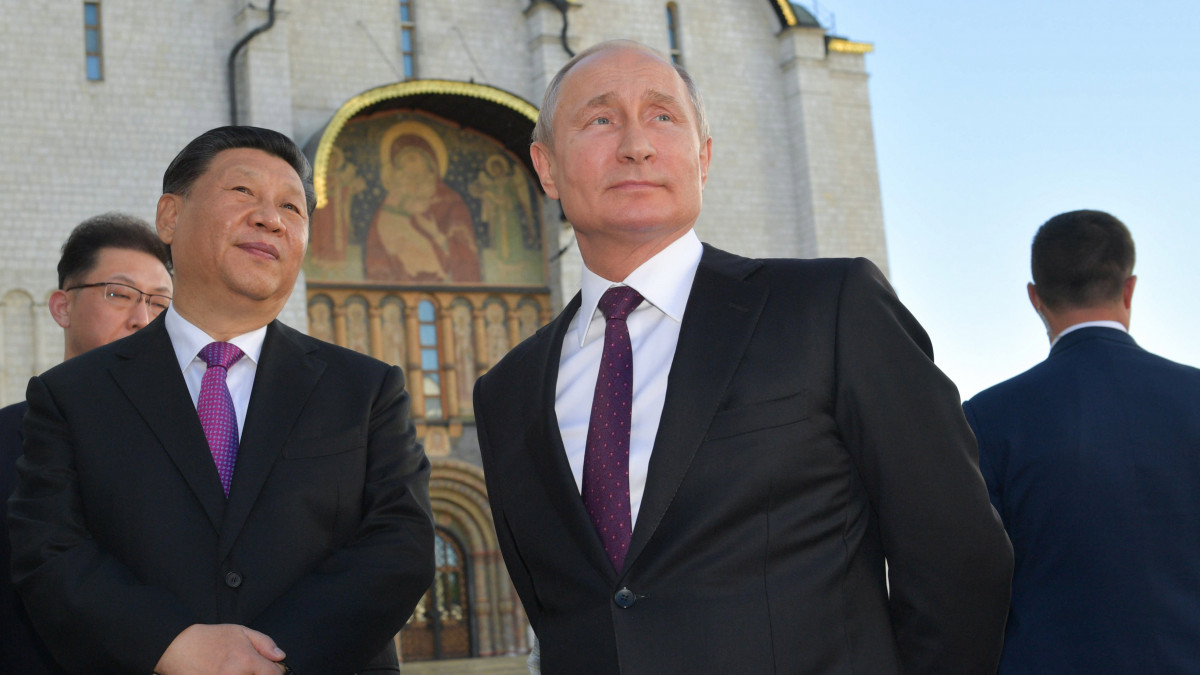 Az orosz elnöki sajtószolgálat által közreadott képen a háromnapos hivatalos látogatáson Oroszországban tartózkodó Hszi Csin-ping kínai államfő (b) és Vlagyimir Putyin orosz elnök a moszkvai Kremlben sétál 2019. június 5-én