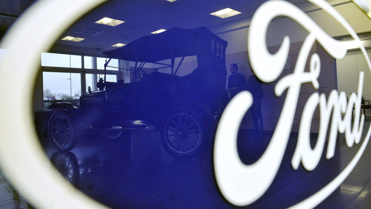 Egy Ford T-modell tükröződik a kirakatban Szentendrén, a Ford Közép- és Kelet-európai Értékesítő Kft. Regionális Központjában, ahol abból az alkalomból, hogy 100 évvel ezelőtt kezdődött meg Galamb József konstruktőr-főmérnök vezetésével az autó sorozatgyártása, a Magyar Posta a Ford T-modell sorozatgyártása Galamb József vezetésével 1913. című alkalmi bélyeget bocsátott ki 2013. február 5-én.