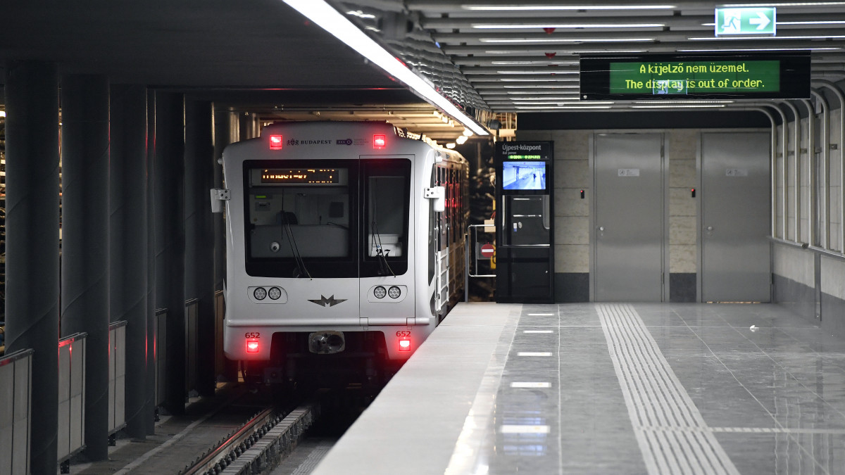A felújított Újpest-városkapu metróállomás a 3-as metróvonal északi szakaszán 2019. április 4-én. A 3-as metróvonal megújult északi, az Újpest-központ és Dózsa György út közötti szakaszát március 30-án átadták át.