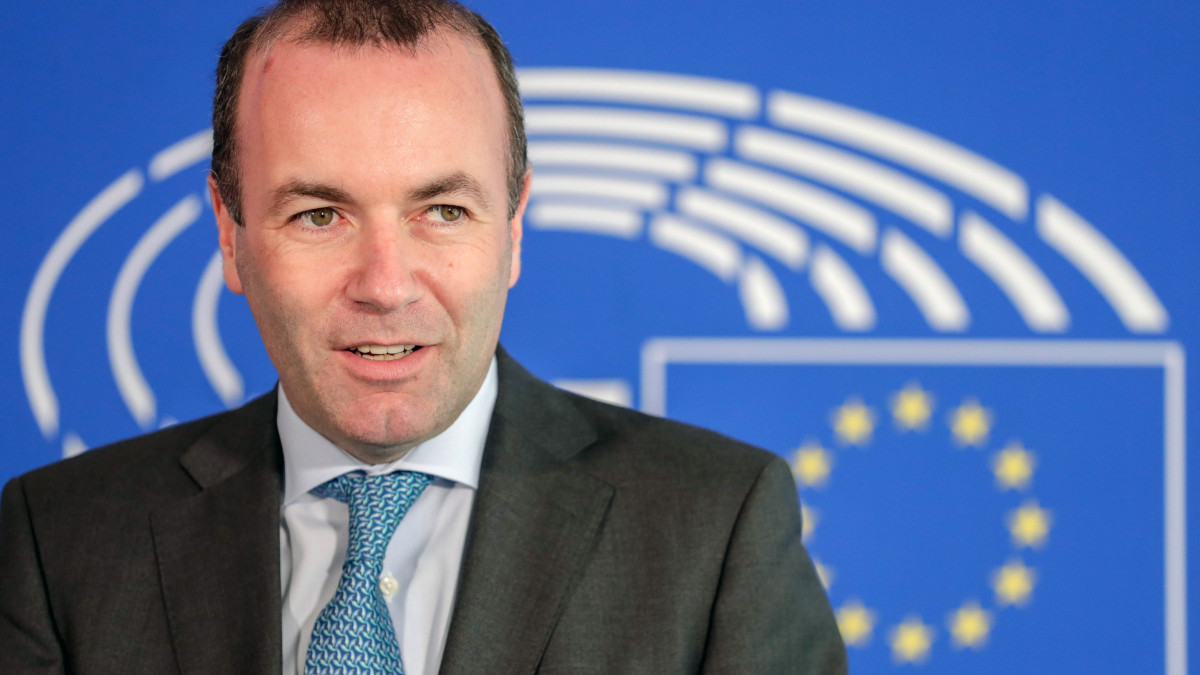 Az Európai Bizottság elnöki posztjára pályázó Manfred Weber, az Európai Néppárt (EPP) frakcióvezetője sajtótájékoztatót tart az európai parlamenti pártcsalád alelnökeit megválasztó brüsszeli ülést követően 2019. június 5-én.