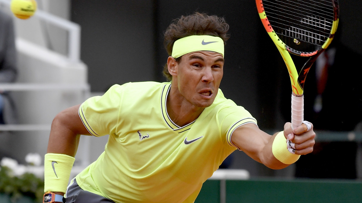 A spanyol Rafael Nadal a svájci Roger Federer ellen játszik a francia nyílt teniszbajnokság férfi egyesének elődöntőjében a párizsi Roland Garros Stadionban 2019. június 7-én.