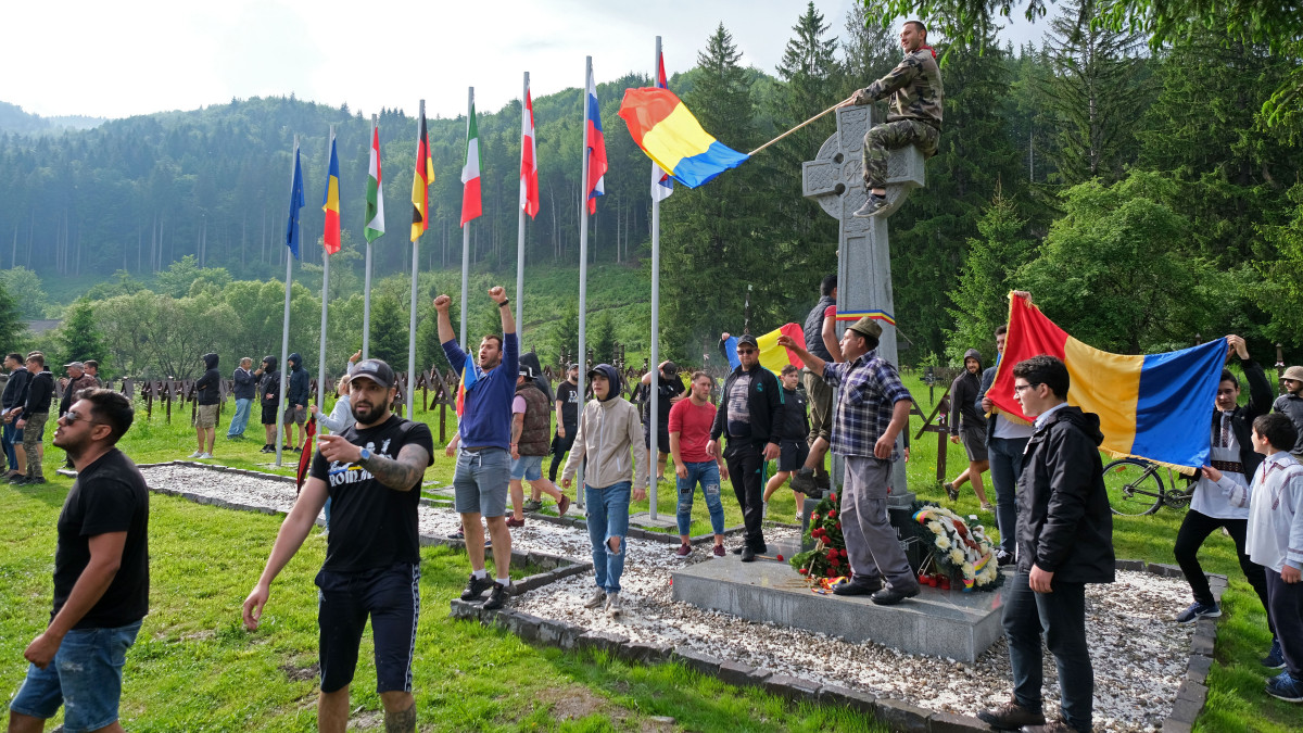 Az úzvölgyi katonatemetőbe erőszakkal bejutott románok 2019. június 6-án. A temetőben ortodox szertartás keretében felszentelték a törvénysértően létesített román emlékművet és parcellát.