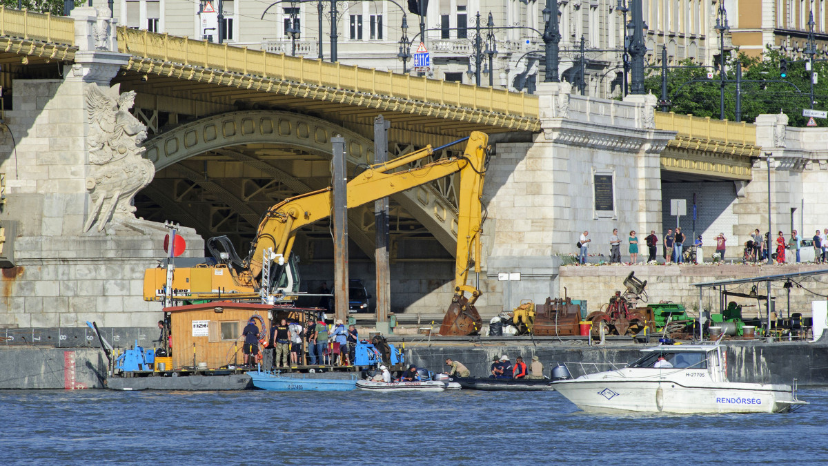 Kotrógép egy hajón, valamint a mentőcsapat tagjai a hajóbalesetben elsüllyedt Hableány turistahajó közelében a Margit hídnál 2019. június 7-én. A Hableány május 29-én süllyedt el a Margit hídnál, miután összeütközött a Viking Sigyn szállodahajóval. A fedélzeten 35-en utaztak, 33 dél-koreai állampolgár és a kéttagú magyar személyzet. Hét embert sikerült kimenteni, hét dél-koreai állampolgár holttestét pedig még aznap megtalálták. Azóta további tizenkét áldozat, köztük a Hableány matrózának holttestét találták meg és azonosították.