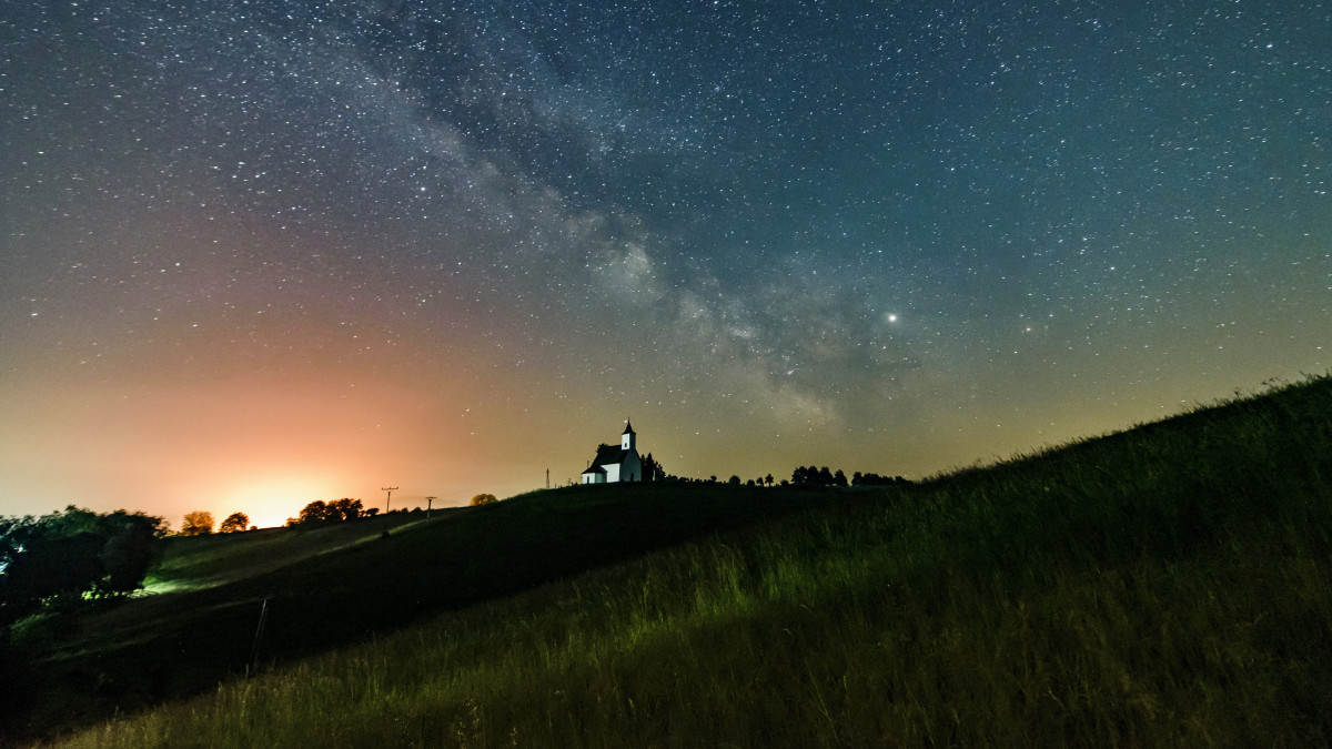 A Tejút és a Jupiter a felvidéki Gömöralmágy közeléből fotózva 2019. június 8-ra virradóan.