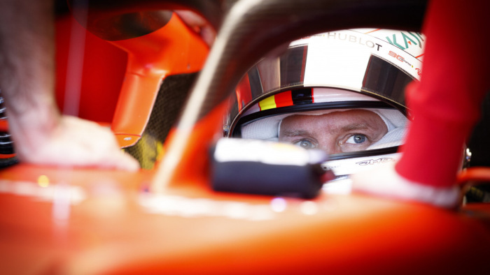 Vettel az élre autózott